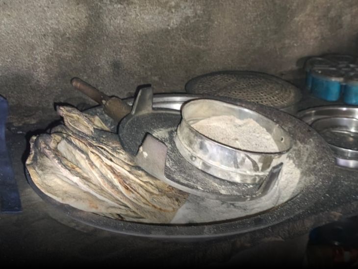 जिस बस्ती में आग लगाई गई थी, वहां भास्कर की टीम पहुंची तो एक मकान की रसोई में रोटियां पड़ी मिली।