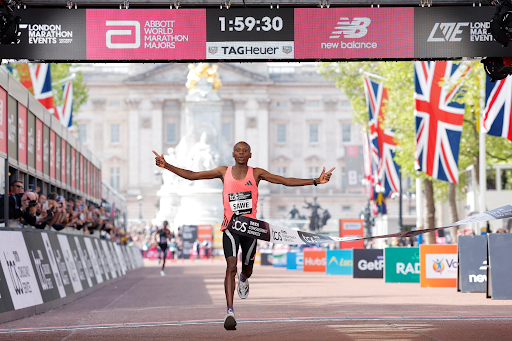 केन्या के सेबेस्टियन सावे लंदन मैराथन में 1:59:30 का समय लेकर नया वर्ल्ड रिकॉर्ड बनाया।