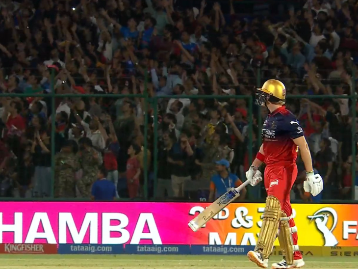 बेथेल ने लंबा छक्का जड़ा, गेंद सेकेंड टियर में गिरी।