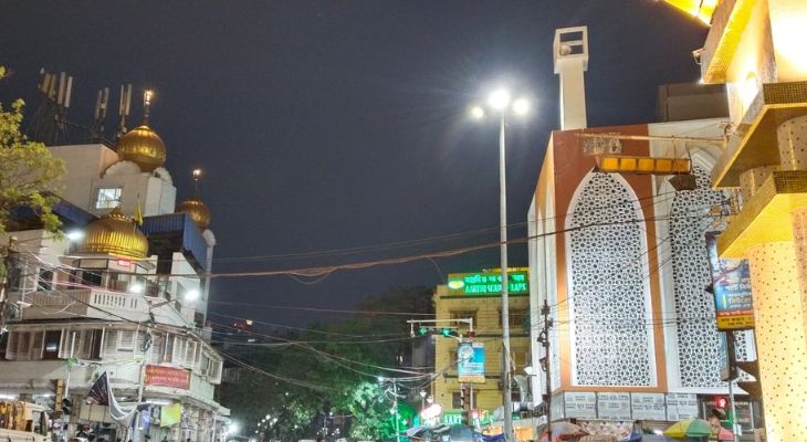 भवानीपूरमध्ये विविध समुदाय इतके मिसळून गेले आहेत की मशिदीसमोरच गुरुद्वारा बांधलेला आहे.