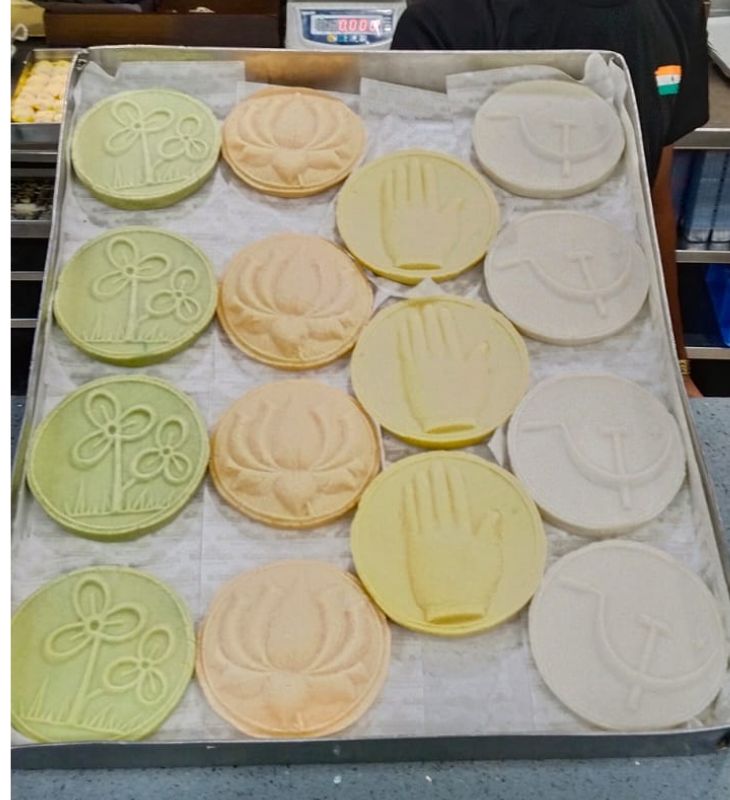 भवानीपूरमध्ये एका मिठाईच्या दुकानात सर्व पक्षांच्या चिन्हांकित पेढे सजवलेले दिसले.