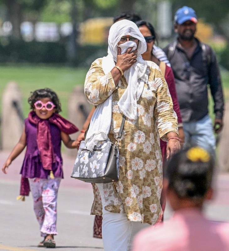 दिल्ली में महिलाएं-बच्चियां तेज धूप से बचने के लिए स्कार्फ और चश्मों का सहारा ले रही हैं।।