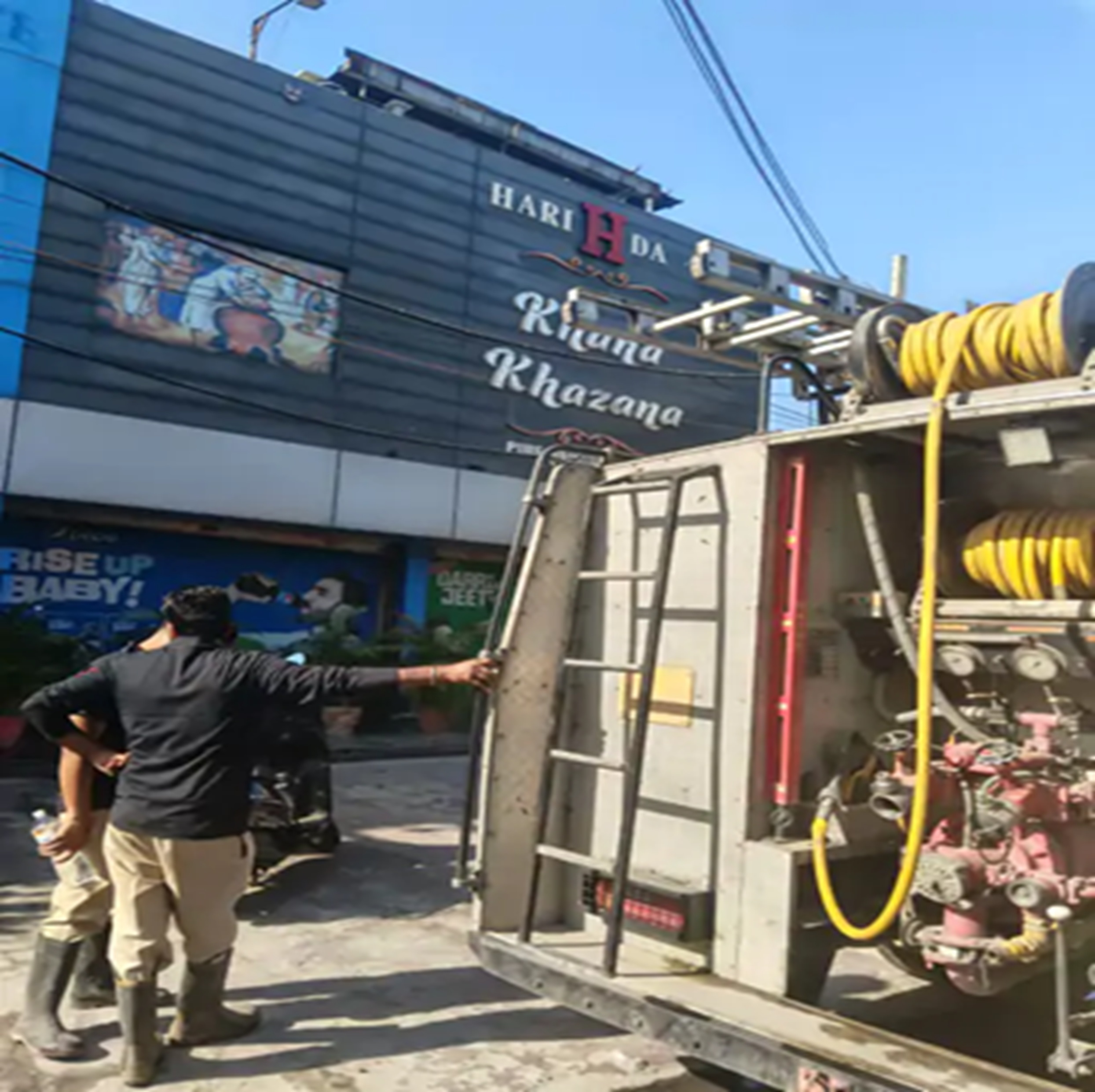 आग लगने के बाद मौके पर दमकल की गाड़ियां पहुंची।