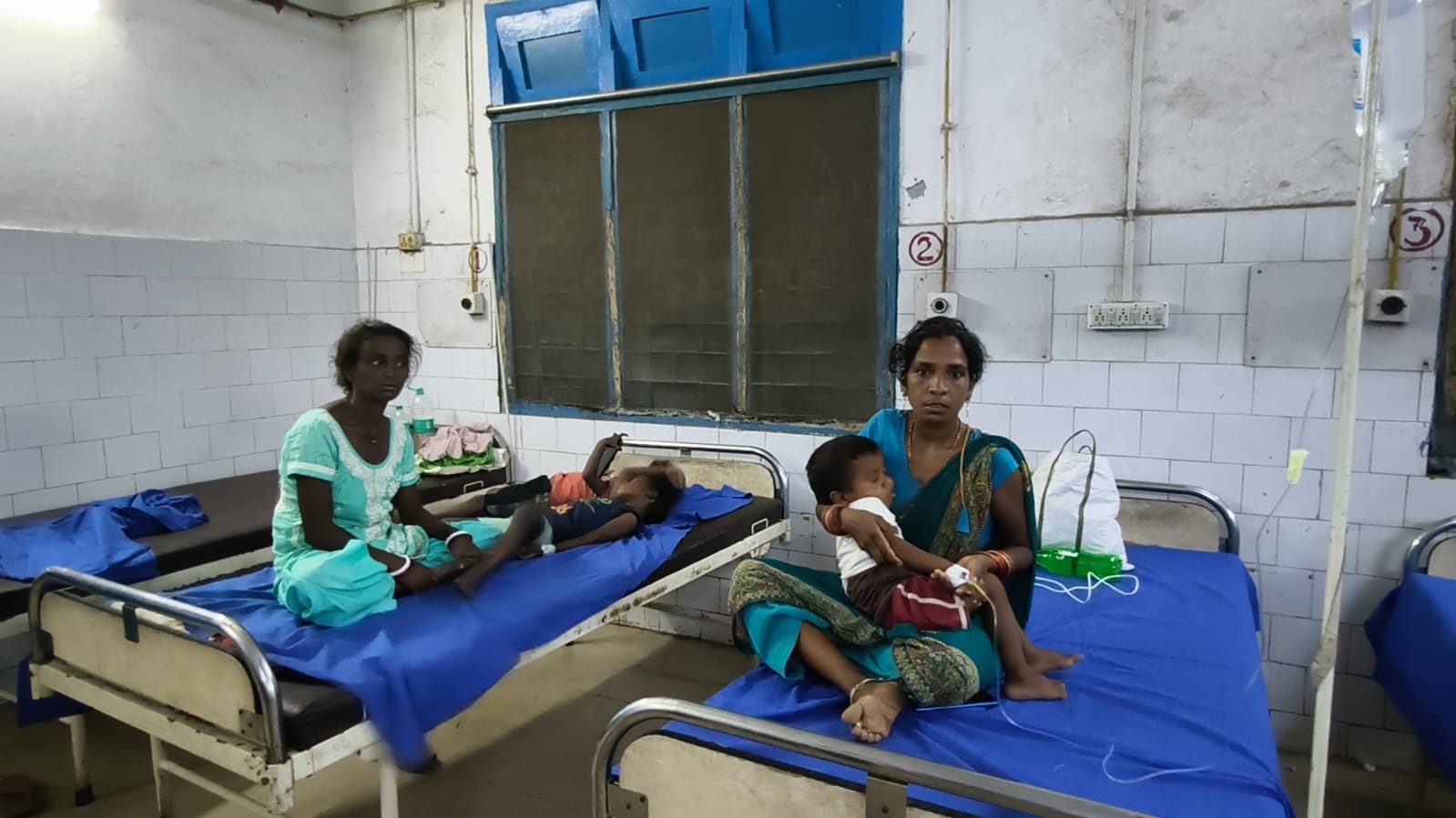 अस्पताल में भर्ती मरीजों में कई बच्चे, महिलाएं और पुरुष शामिल हैं, जिनका इलाज जारी है।