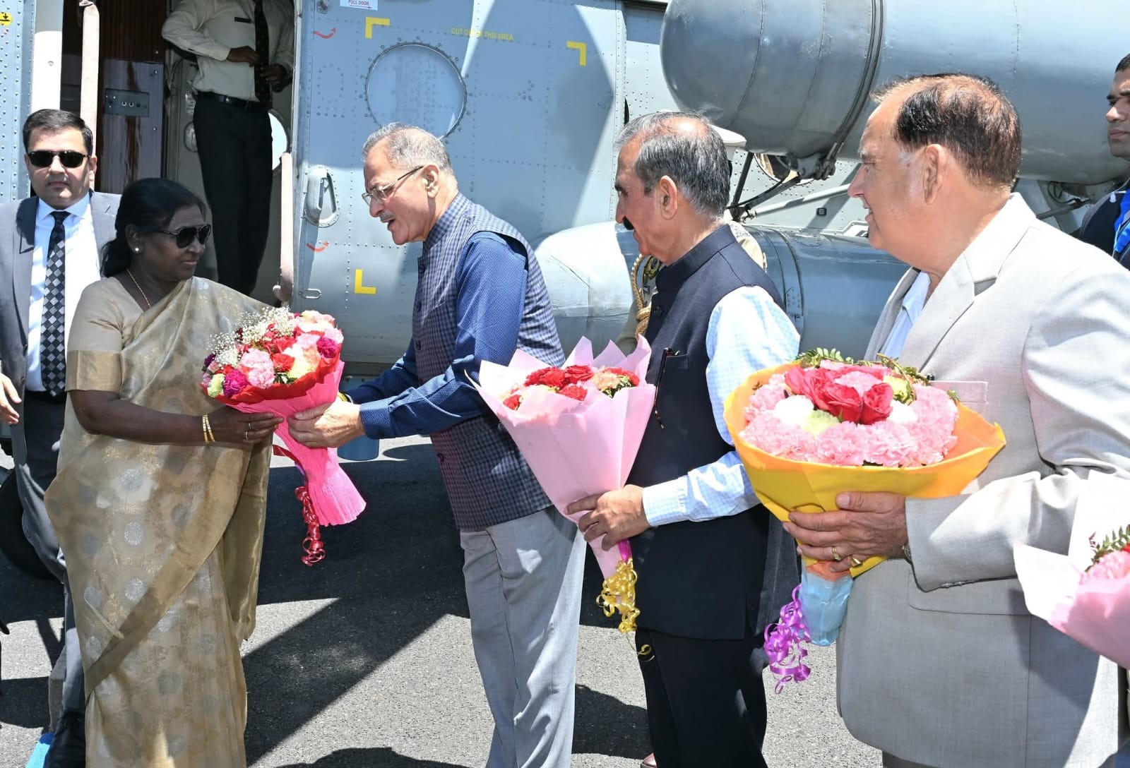 राष्ट्रपति द्रौपदी मुर्मू को गुलदस्ता भेंट किया गया।