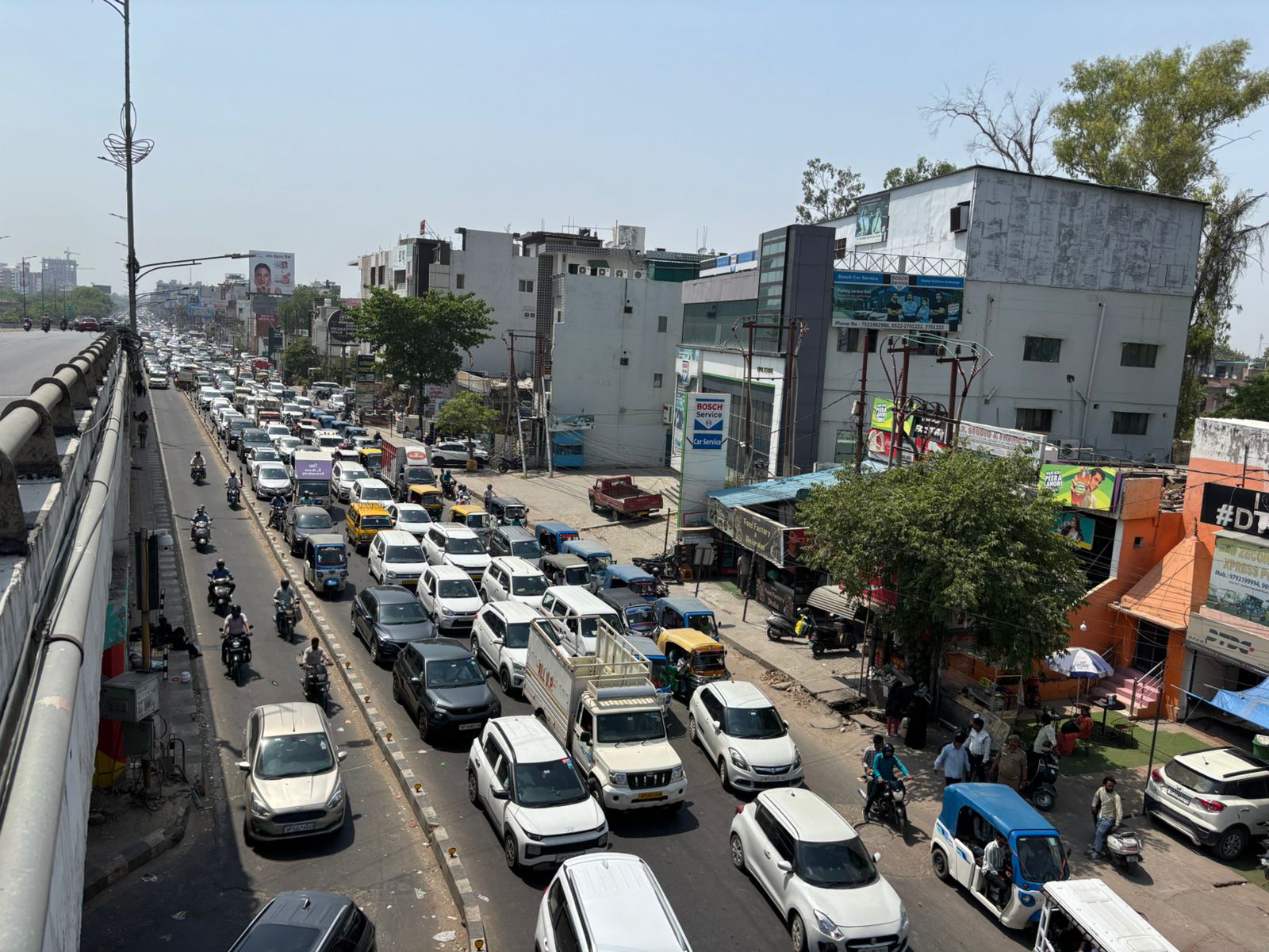 यह सीन पॉलिटेक्निक चौराहे से कमता की तरफ आ रहे ट्रैफिक का है। ये गाड़ियां एकदम धीमे चलती रहीं।