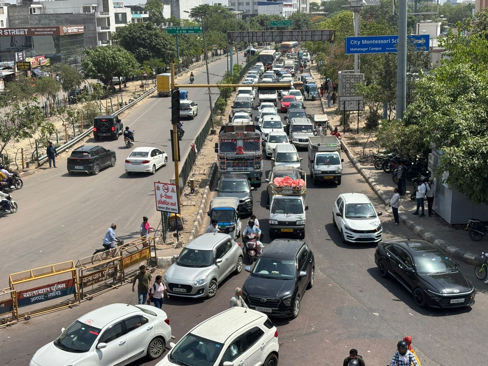 शहीद पथ से कमता की ओर आ रहीं गाड़ियां काफी धीमे चलीं।