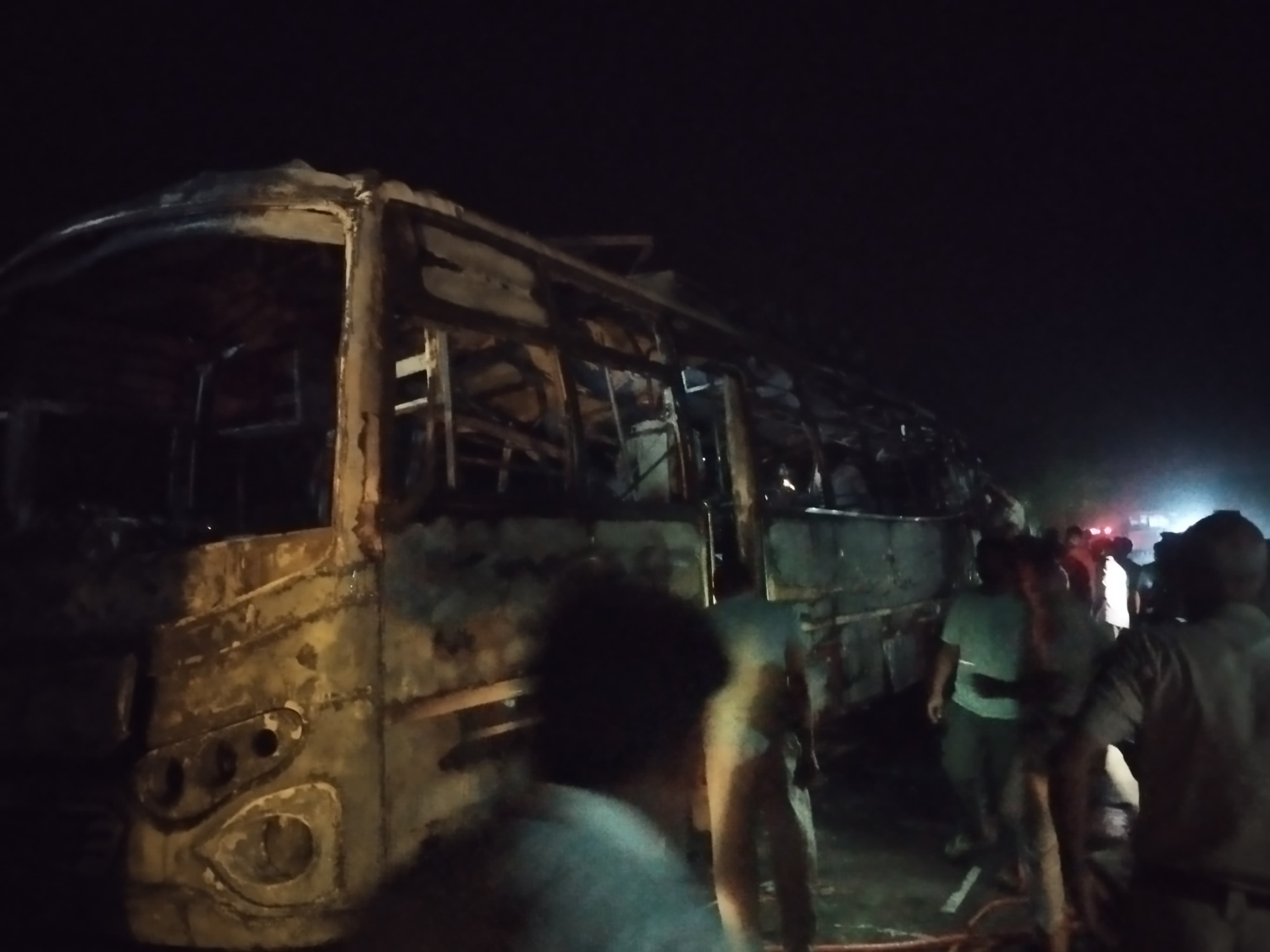 फायर ब्रिगेड की गाड़ियों ने मौके पर पहुंचकर बस में लगी आग पर काबू पाया।