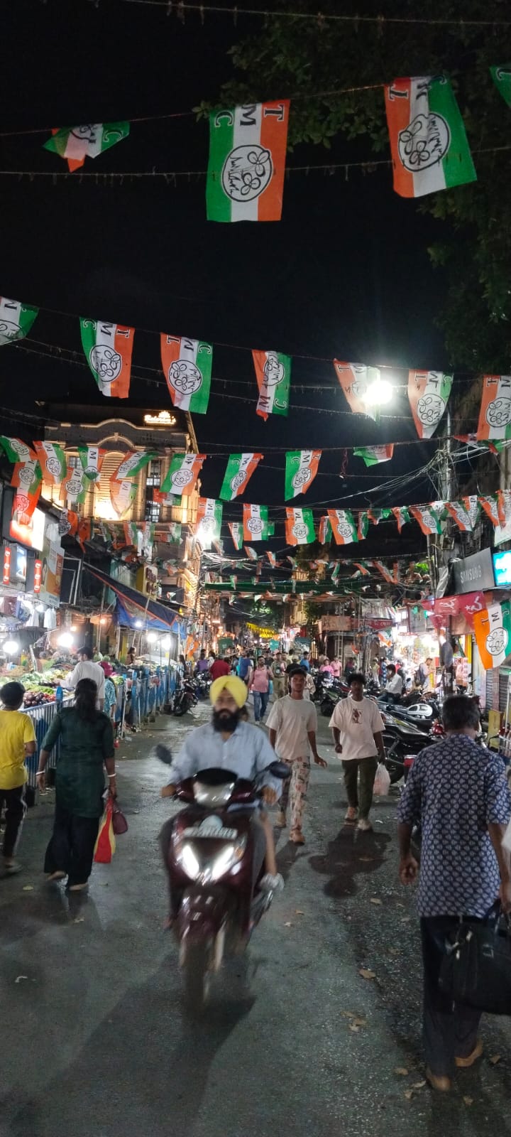 भवानीपूरच्या बाजारातील गल्ल्या TMC च्या झेंड्यांनी भरलेल्या आहेत.