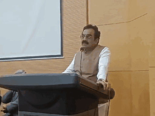 लोक निर्माण मंत्री राकेश सिंह।