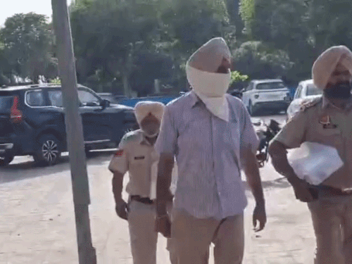 आरोपी SHO शशपाल सिंह को कोर्ट में पेश कने ले जाती हुई पुलिस। - Dainik Bhaskar