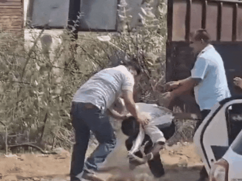 इसके बाद कार सवार और पिकअप ड्राइवर भिड़ गए। कार सवार ने ड्राइवर को नीचे गिरा दिया और घूंसे चलाए।