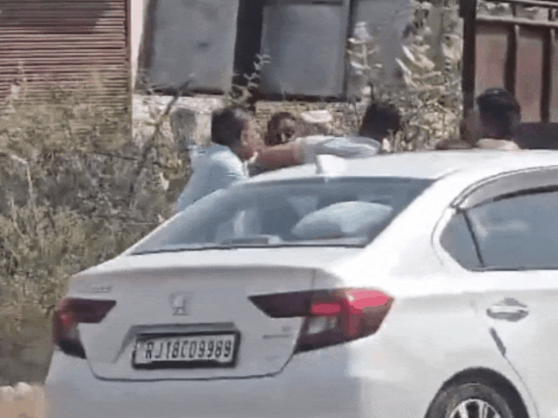 राहगीर ने रोकने की कोशिश की तो उसपर भी हाथ चलाए।