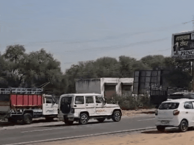 मौके पर पिकअप के पास भीड़ जमा थी। इसी के पास से पुलिस की जीप निकलती है।