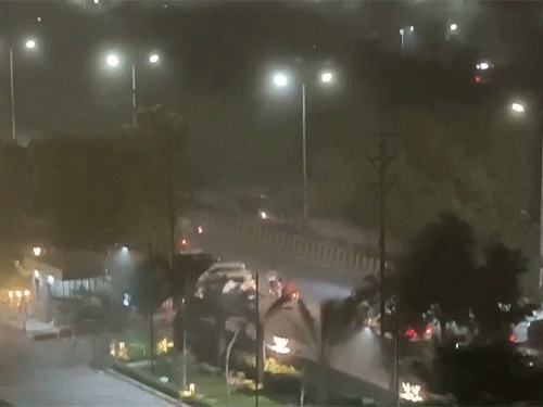 यह फोटो नोएडा के सेक्टर 94 की है। सोमवार शाम को नोएडा, दिल्ली-एनसीआर में 60 किमी प्रति घंटे की रफ्तार से आंधी चली।