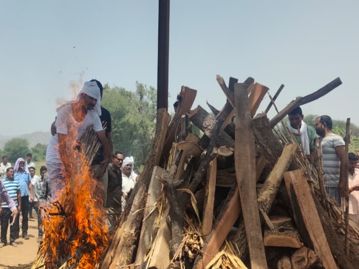 शहीद के चाचा के बेटे रवि सिंह ने मुखाग्नि दी।
