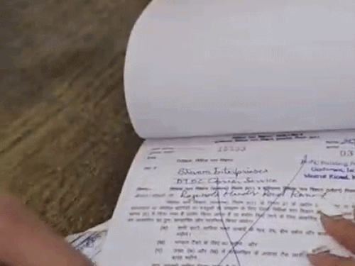 फर्जी चालान बुक दिखता आरोपी फर्जी नापतोल अधिकारी।