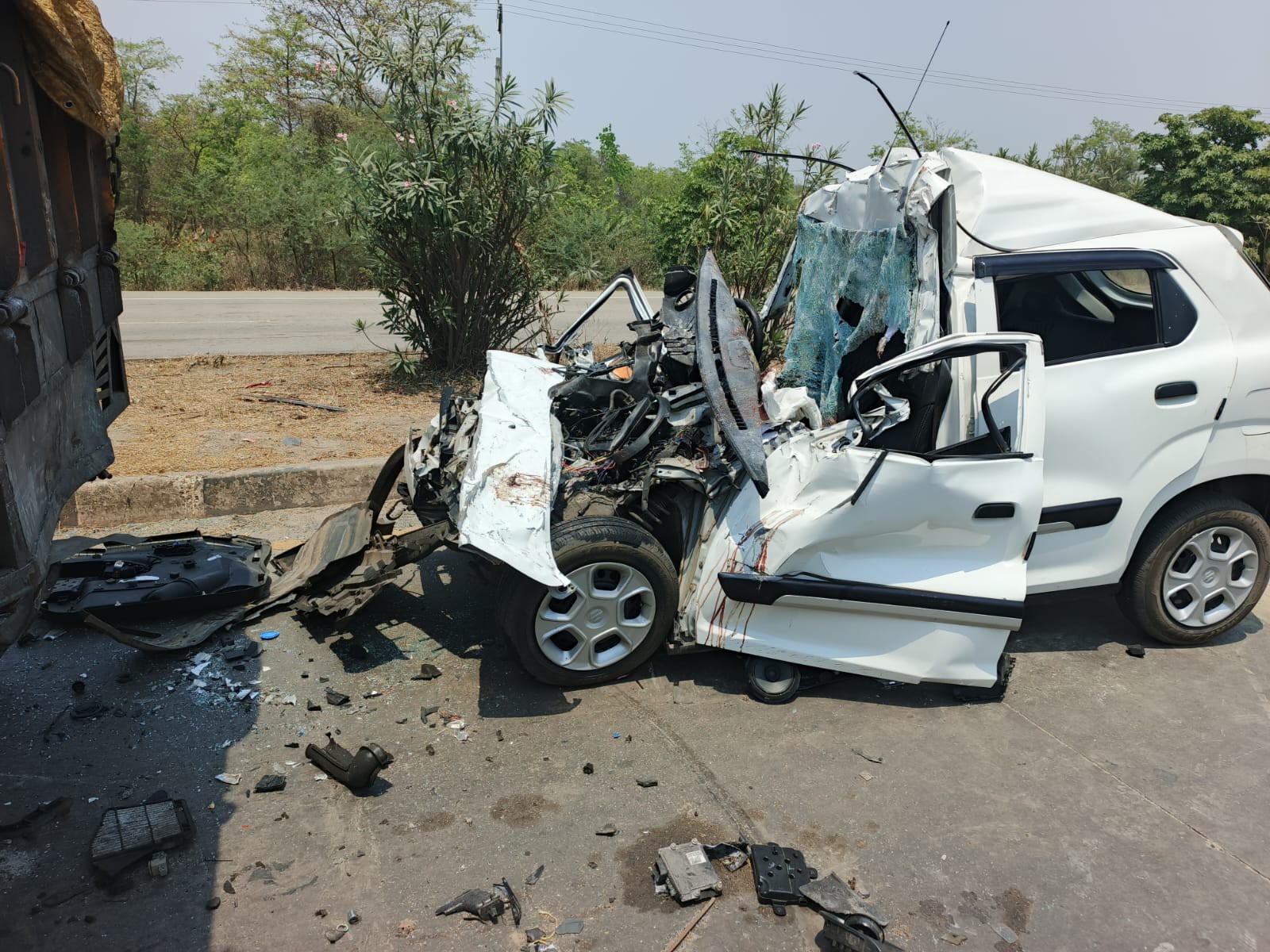 हादसे में कार सामने से बुरी तरह डैमेज हो गई है।