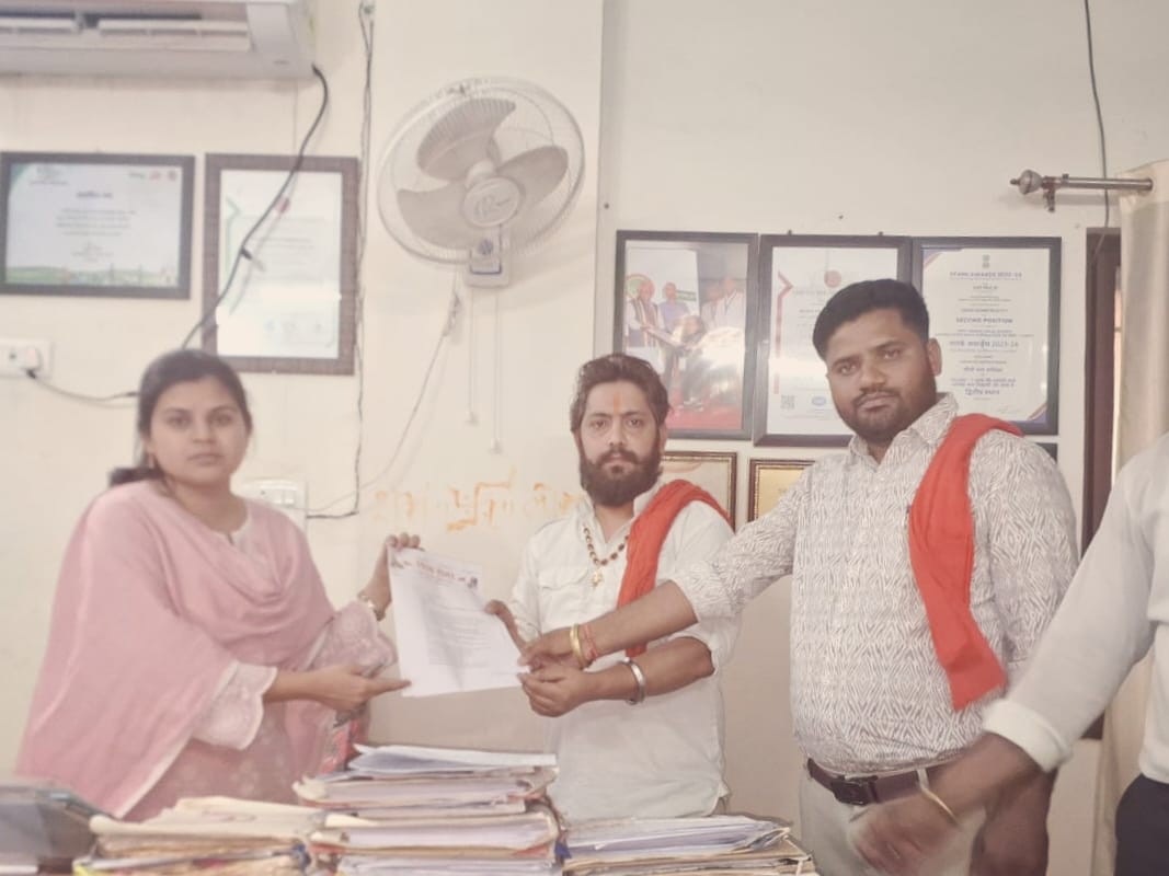 प्रभारी सीएमओ प्रिया पाठक को आवेदन सौंपा गया है।