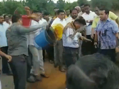 नीतेश और उनके समर्थकों ने बाल्टी में कीचड़ भरकर इंजीनियर के ऊपर फेंकी।