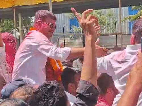 भाजपा कार्यकर्ताओं ने जीत का जश्न मनाया।