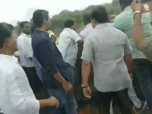 इंजीनियर को एक पिलर से बांध दिया।