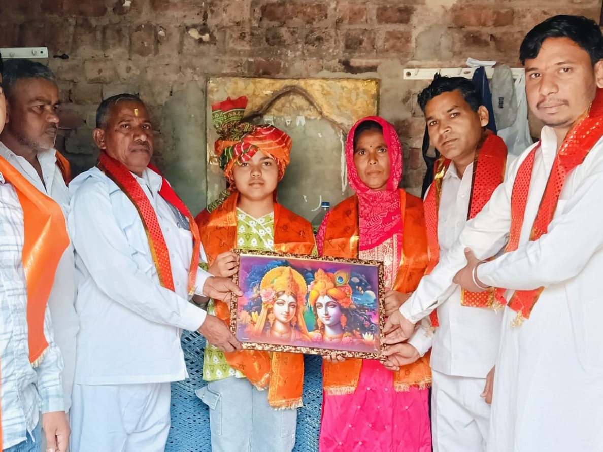Ara Mathil Mathil Brahmin Sabha Honors Mathura Topper Neeraj Mathil