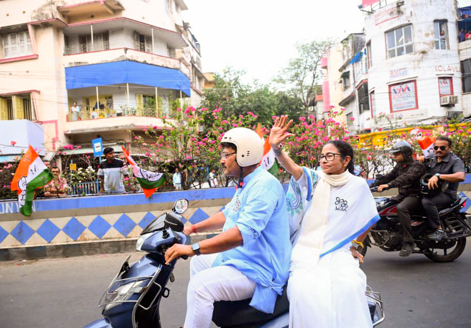 कोलकाता: रोड शो के दौरान ममता बनर्जी ने स्कूटर की सवारी भी की।