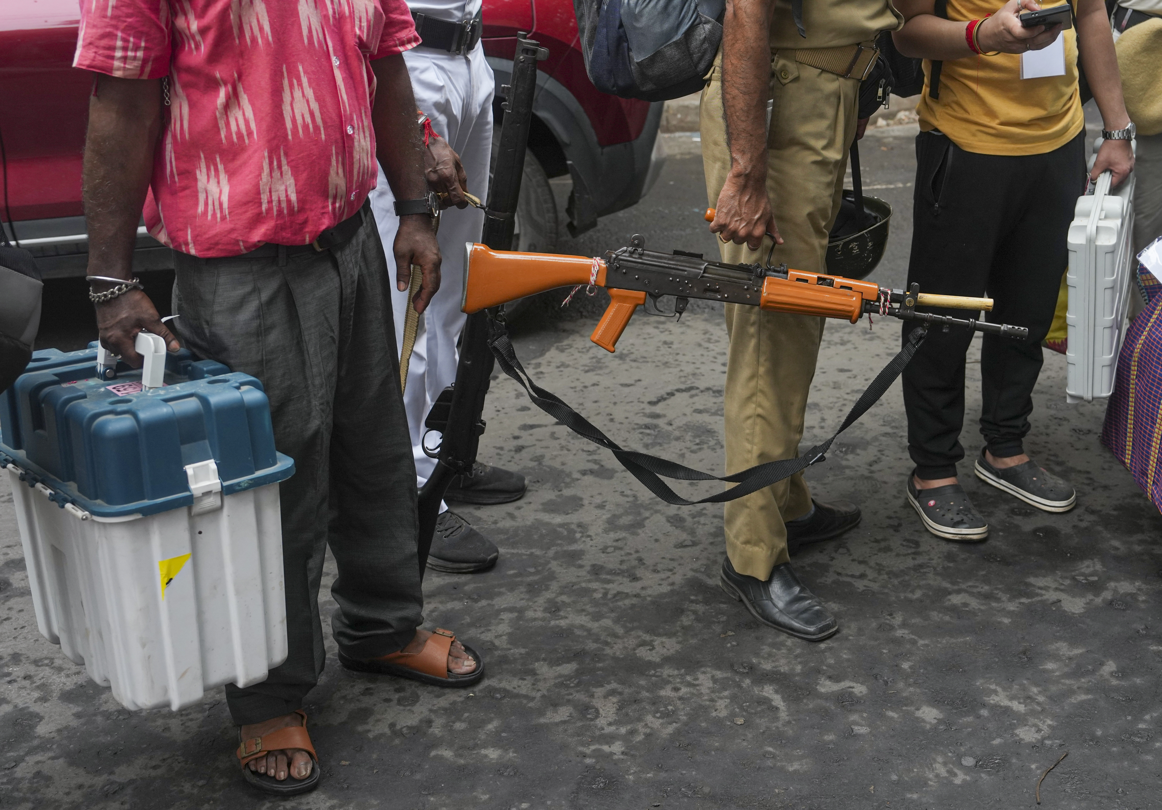 तस्वीर कोलकाता की है, ईवीएम मशीन की सुरक्षा में तैनात जवान राइफल लिए नजर आया।