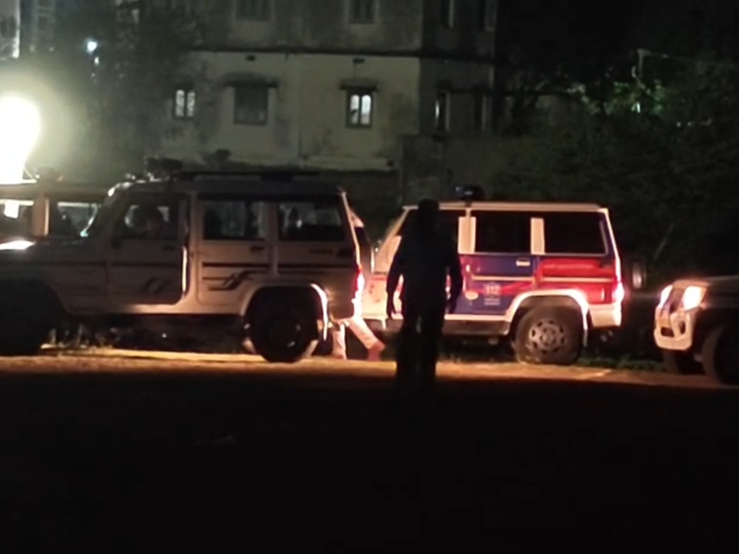 कब्रिस्तान के बाहर लगी पुलिस की गाड़ियां।