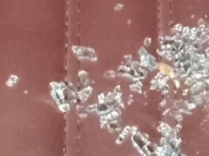 कार की सीट पर कांच के टुकड़े बिखरे हए दिखे