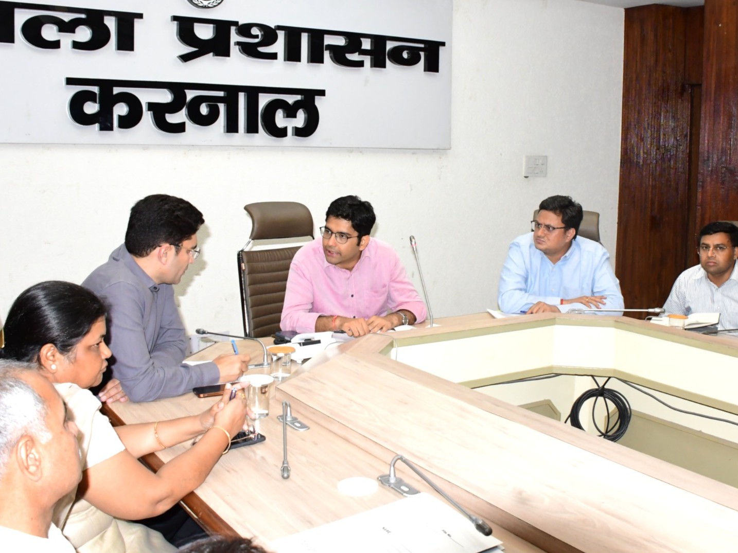 करनाल में अधिकारियों के साथ मीटिंग करते डीसी डा. आनंद कुमार शर्मा।