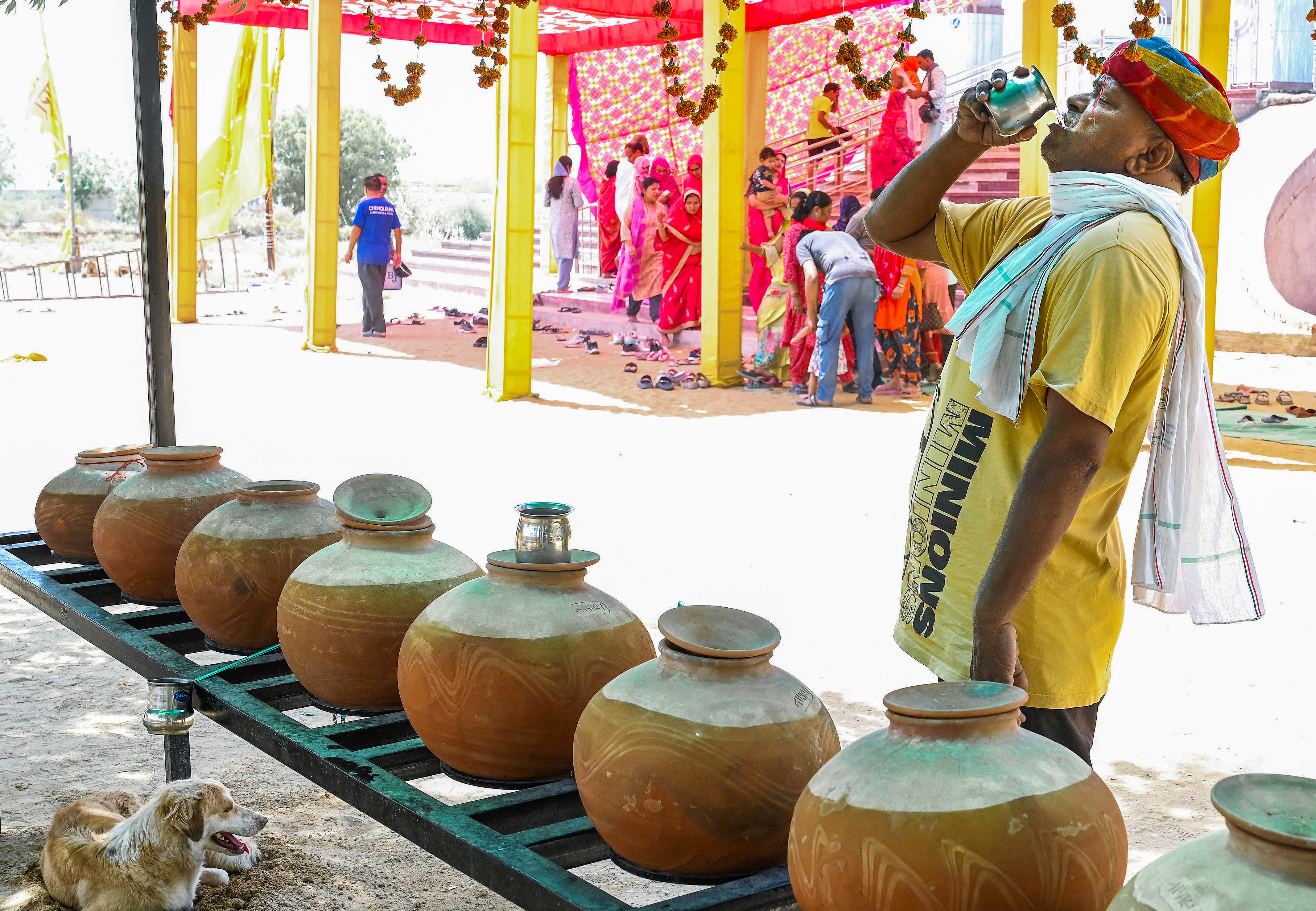 बीकानेर में गर्मी की तपती दोपहर में एक व्यक्ति मिट्टी के घड़े से पानी पी रहा है। यहां जगह-जगह प्याऊ खोले गए है।