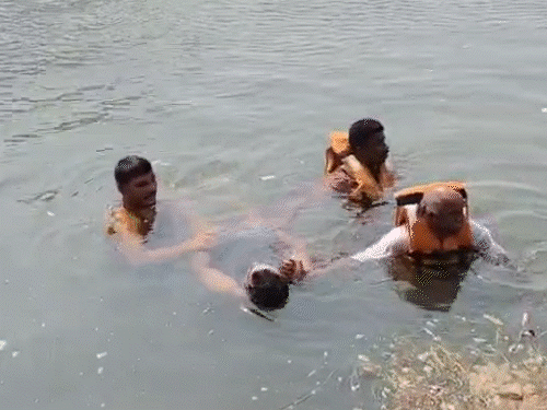 बालोद के तांदुला नहर में पिता-बेटी समेत तीन बह गए - Dainik Bhaskar