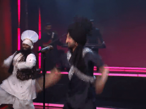 दिलजीत ने शो में अपने नए पंजाबी गाने ‘मोरनी’ पर परफॉर्म भी किया।