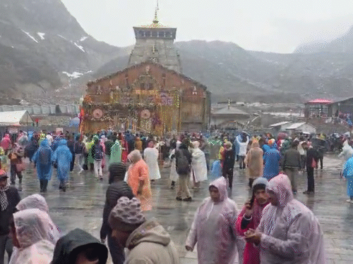 उत्तराखंड के केदारनाथ धाम में बारिश हो रही है। 19 अप्रैल से चार धाम यात्रा शुरू हो चुकी है।