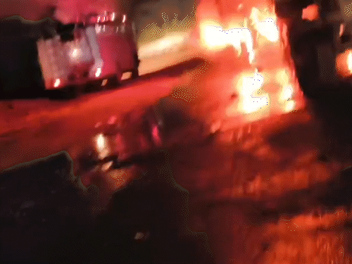 करीब एक घंटे तक दोनों के शव फंसे रहे।