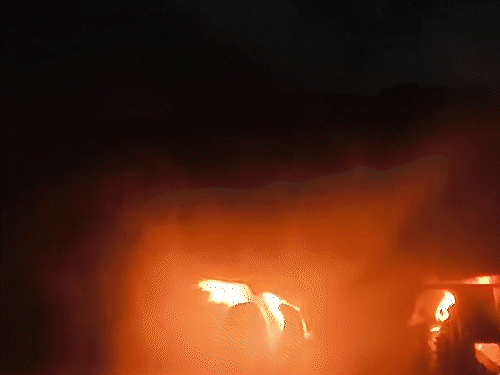 चार दमकलों की मदद से आग पर काबू पाया गया।