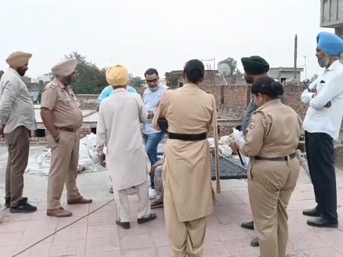 जगरूप सिंह के घर जांच और पूछताछ के लिए पहुंची पुलिस।