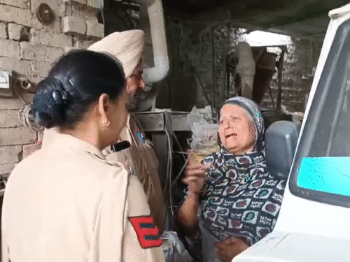 जगरूप सिंह के बारे में पुलिस को जानकारी देतीं उसकी मां।