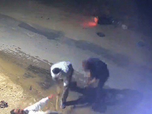 सड़क पर गिरने के बाद सुरजीत पर हथौड़े और डंडे से हमला करते आरोपी।