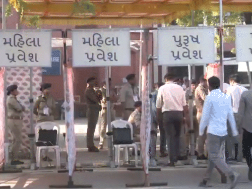 स्थानीय निकाय चुनावों की मतगणना की तैयारियां। विजुअल्स अहमदाबाद के एक काउंटिंग सेंटर का है।