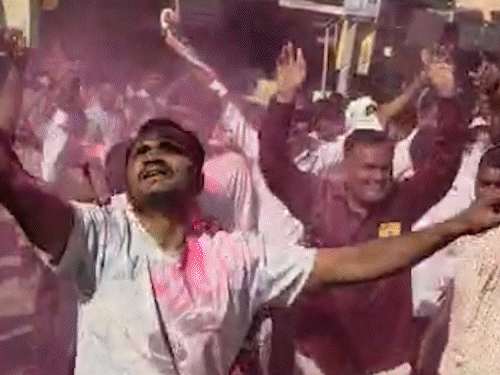 राजकोट में BJP के घनश्याम हेरभा, ज्योत्सना तिलाला और कांग्रेस के भार्गवीबा और आरजे आभा ने जीत का जश्न मनाया।