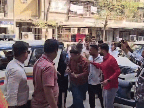 आरोपी को गिरफ्तारी के बाद मीरा रोड के नयानगर थाने लाया गया।