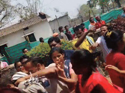 बस्तर जिले के रेटावंड गांव में धर्मांतरण के आरोप को लेकर ग्रामीणों और पास्टर के बीच विवाद।