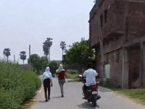 रिपोर्टर दौड़ते हुए ऑर्केस्ट्रा ऑनर के घर से निकली। साथी रिपोर्टर की बाइक पर बैठकर वहां से बाहर आई।- ये वीडियो भास्कर रिपोर्टर ने शूट किया है।