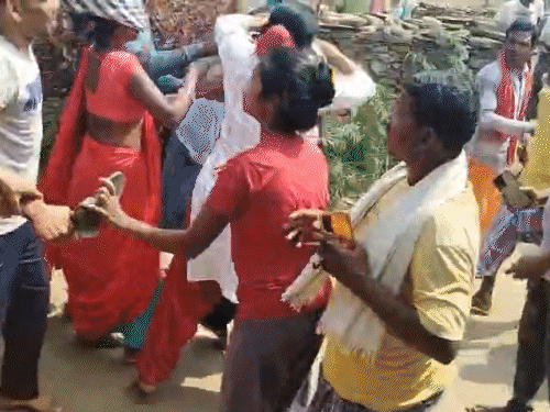 विवाद के दौरान ग्रामीणों ने पास्टर को चप्पल से पीटा।