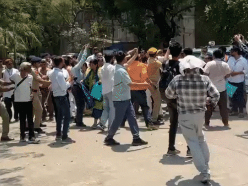 सूरत के वार्ड-18 में मतगणना के बाद भाजपा और कांग्रेस कार्यकर्ताओं के बीच झड़प हो गई।