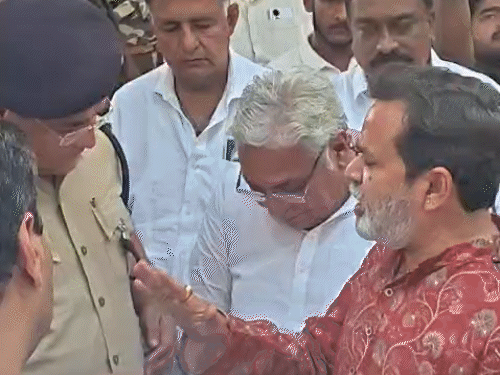 कांग्रेस कार्यकर्ताओं ने SSP से मुलाकात कर इस पर कड़ी आपत्ति दर्ज कराई और कार्रवाई की मांग की।