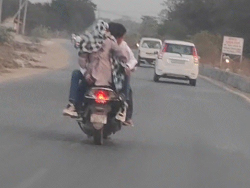 रतनपुर नेशनल हाईवे पर युवक-युवती रोमांस करते दिखे।